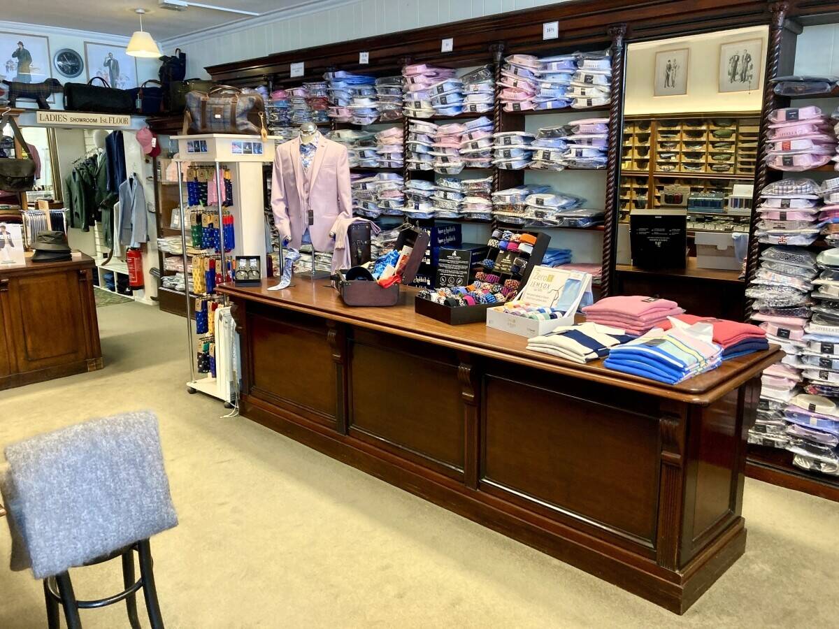 MENS & LADIES CLOTHING & ACCESSORIES RETAILER TO INCLUDE FREEHOLD RETAIL PREMISES AND OFFICES Photo 4