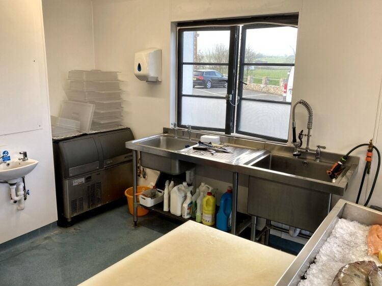 FISHMONGERS & WHOLESALE SEAFOOD SUPPLIES