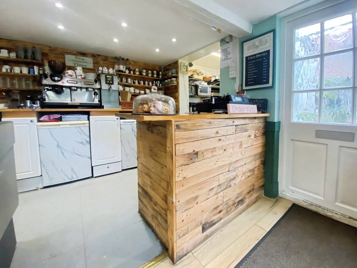 Café business For Sale – Indoor & Outdoor Seating – Low Rent – Alresford, Hampshire