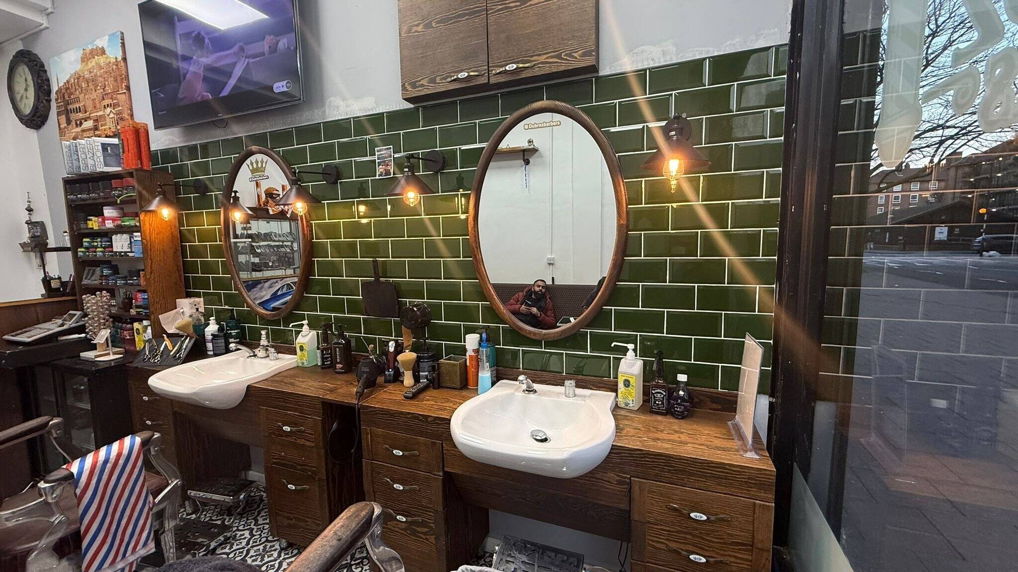 ESTABLISHED BARBER SHOP FOR SALE IN PRIME LOCATION