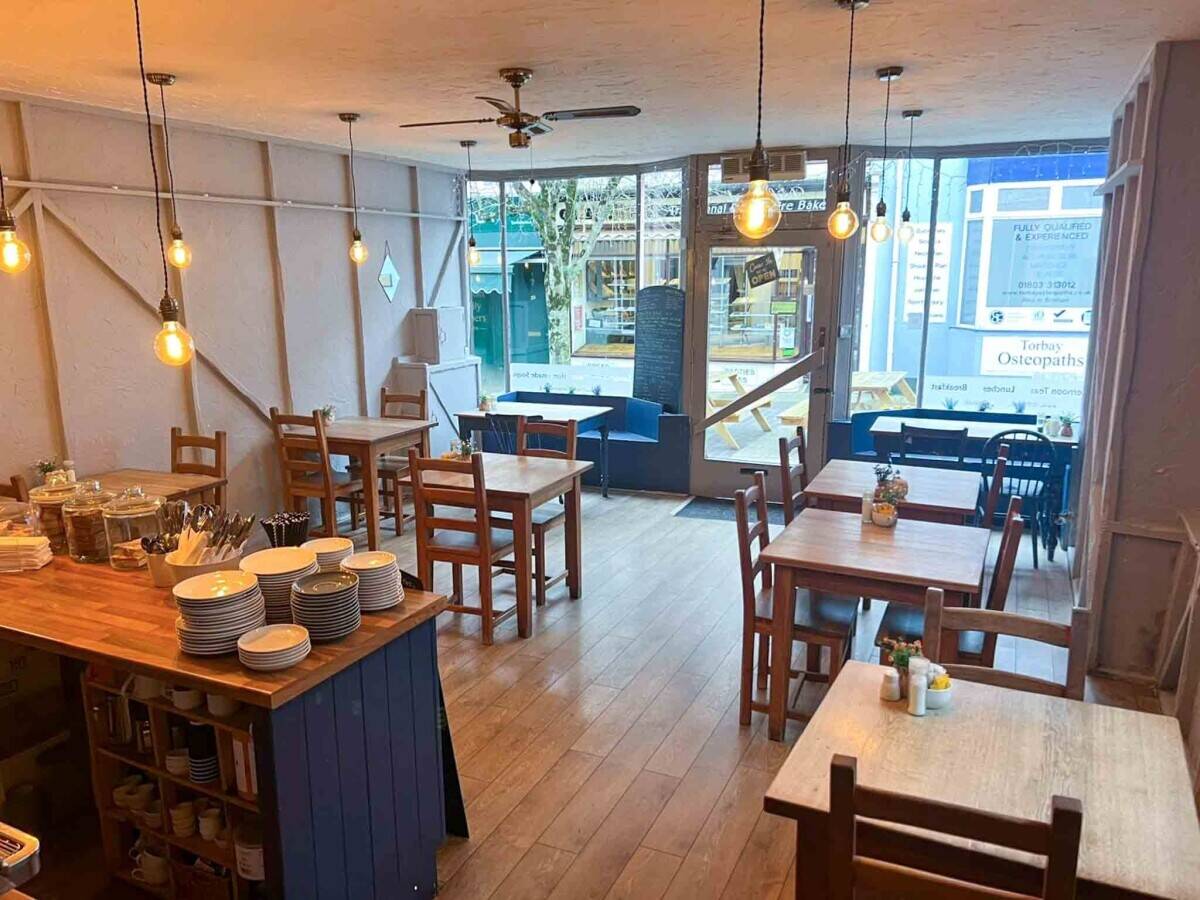 A successful Café with a 2 Bed Apartment Above in St Marychurch