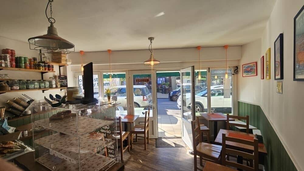 TRADITIONAL COASTAL CAFÉ IN BEAUTIFUL COASTAL TOWN