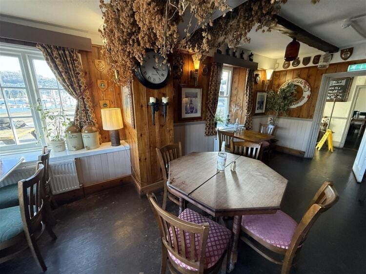 One of Devon’s Finest Waterside Freehouses For Sale in Dartmouth Photo 4