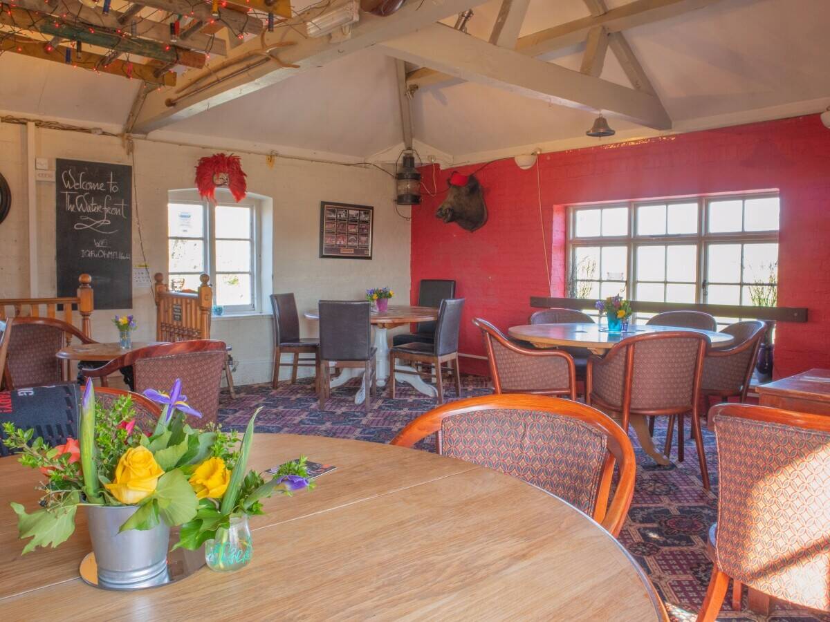 WILTSHIRE - PROMINENT CANALSIDE FREEHOUSE IN VALE OF PEWSEY Photo 4