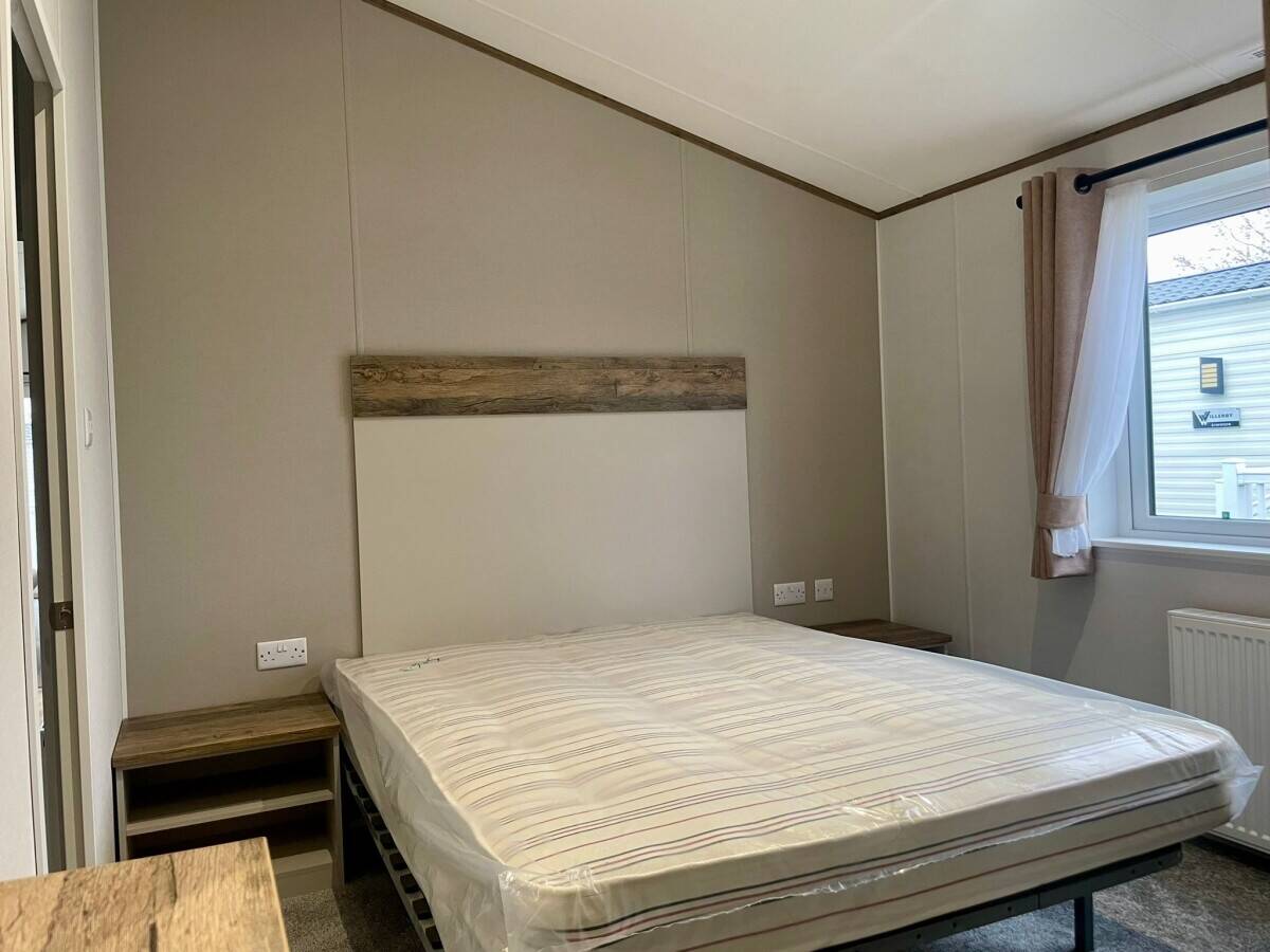 NOTTINGHAMSHIRE - TWO BEDROOM RESIDENTIAL LODGE WITH PARKING FOR 4 VEHICLES