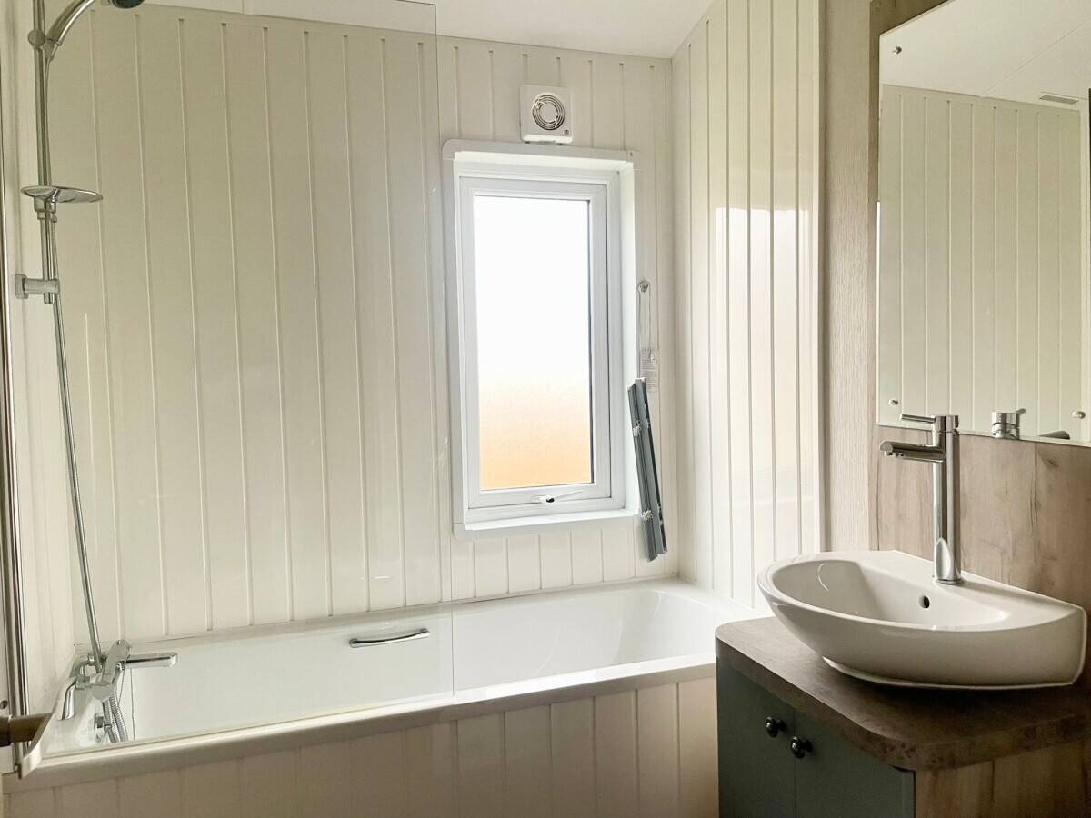 NOTTINGHAMSHIRE - TWO BEDROOM RESIDENTIAL LODGE WITH DEDICATED PARKING Photo 4