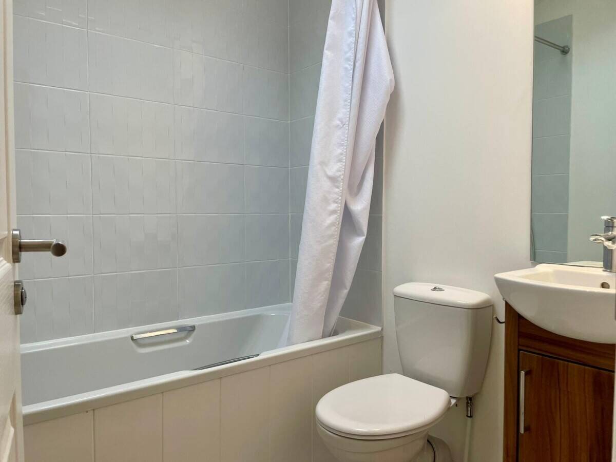 NOTTINGHAMSHIRE - TWO BEDROOM HIGH SPECIFICATION LODGE WITH DEDICATED PARKING Photo 4