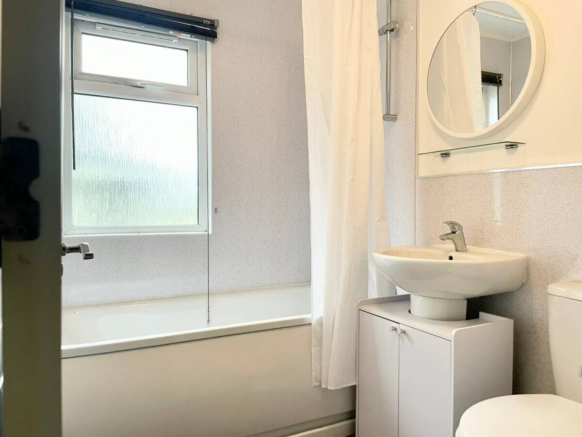 NOTTINGHAMSHIRE - THREE BEDROOM LODGE WITH DEDICATED PARKING Photo 4