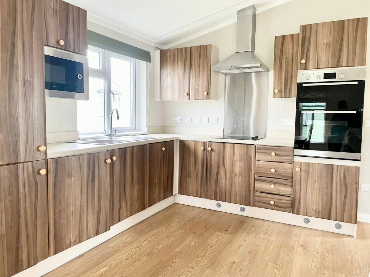 NOTTINGHAMSHIRE - THREE BEDROOM LODGE WITH PARKING FOR 3 CARS