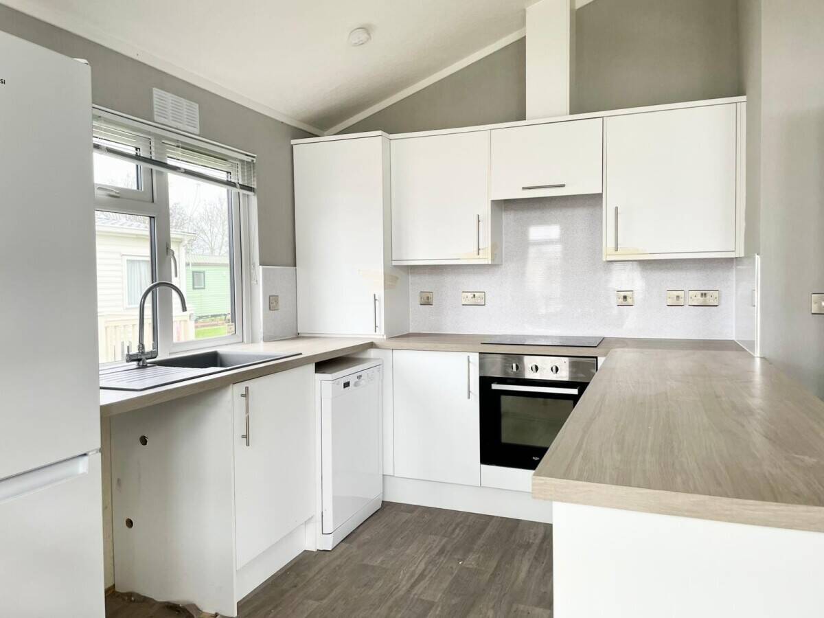 NOTTINGHAMSHIRE - THREE BEDROOM LUXURY LODGE WITH DRIVEWAY FOR 2 CARS Photo 4