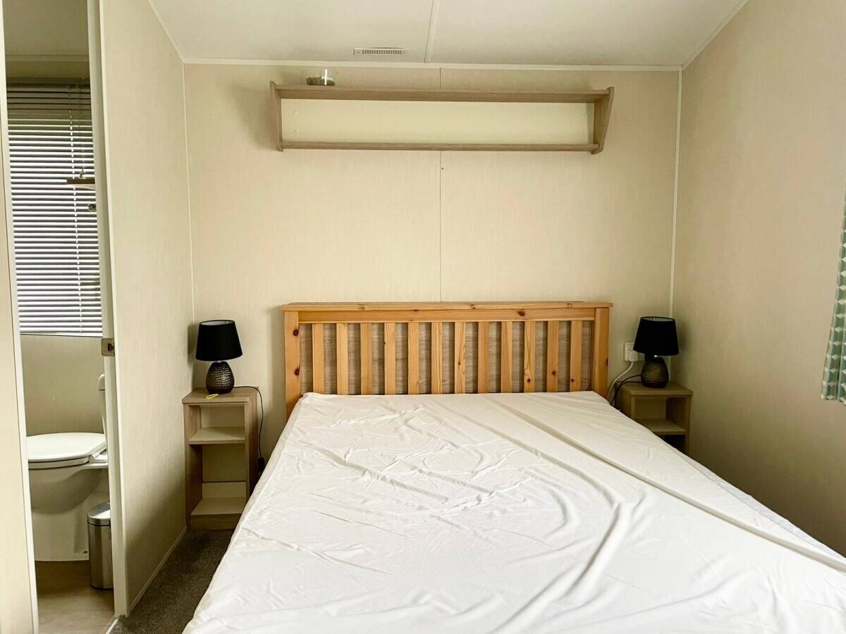 NOTTINGHAMSHIRE - TWO BEDROOM LODGE WITH DEDICATED PARKING Photo 4