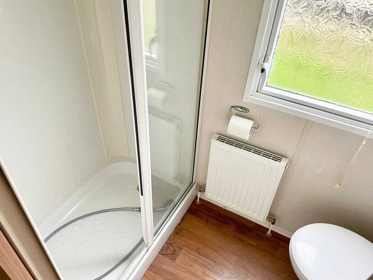 NOTTINGHAMSHIRE - TWO BEDROOM LODGE WITH PARKING FOR TWO VEHICLES