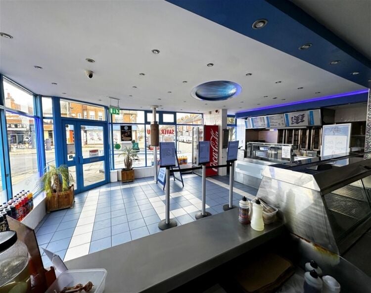 Spacious fish & chip takeaway, prominent Leicester corner
