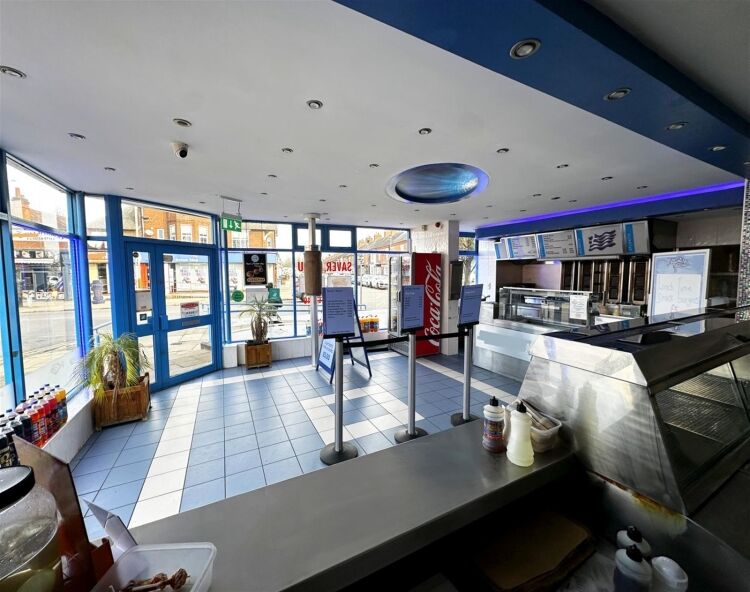 Spacious fish & chip takeaway, prominent Leicester corner Photo 4