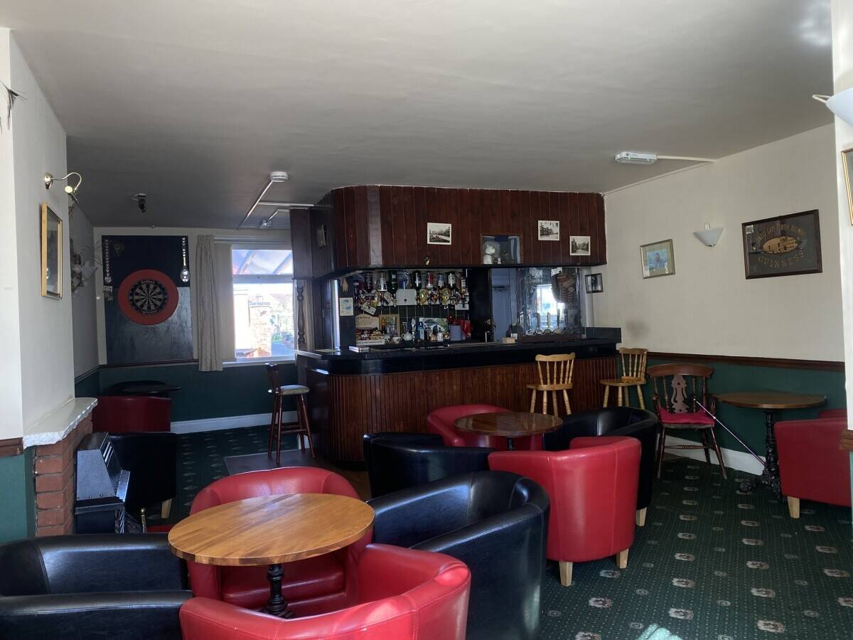 WARWICKSHIRE - TRADITIONAL WET-LED PUBLIC HOUSE WITH THREE LETTING BEDROOMS