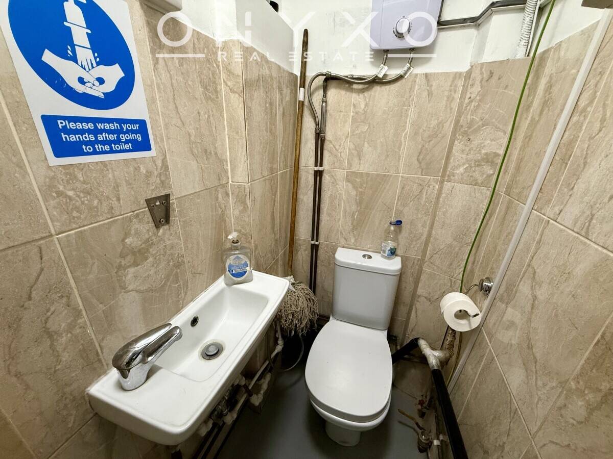 Newly Opened Fully Fitted Takeaway with Seating for Sale in North London Photo 4
