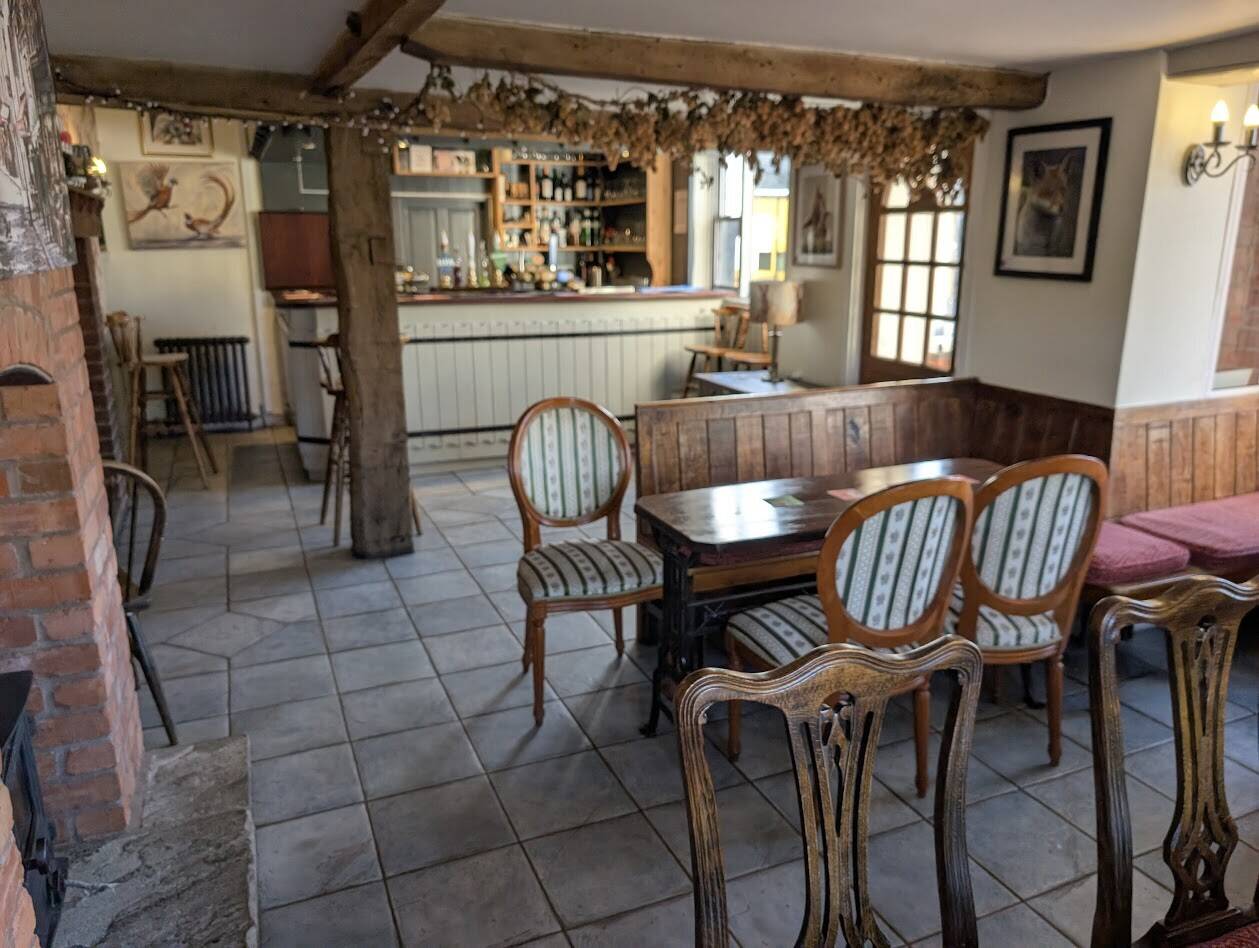 HEREFORDSHIRE - WELL-ESTABLISHED, CHARACTER, COTTAGE STYLE PUB IN PRIME VILLAGE LOCATION
