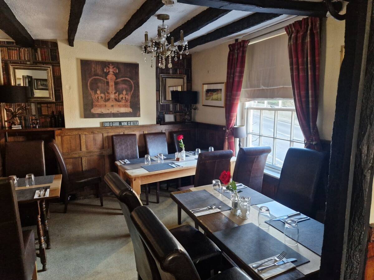 KENT - WELL-KNOWN HISTORIC PUB WITH FIVE LETTING ROOMS