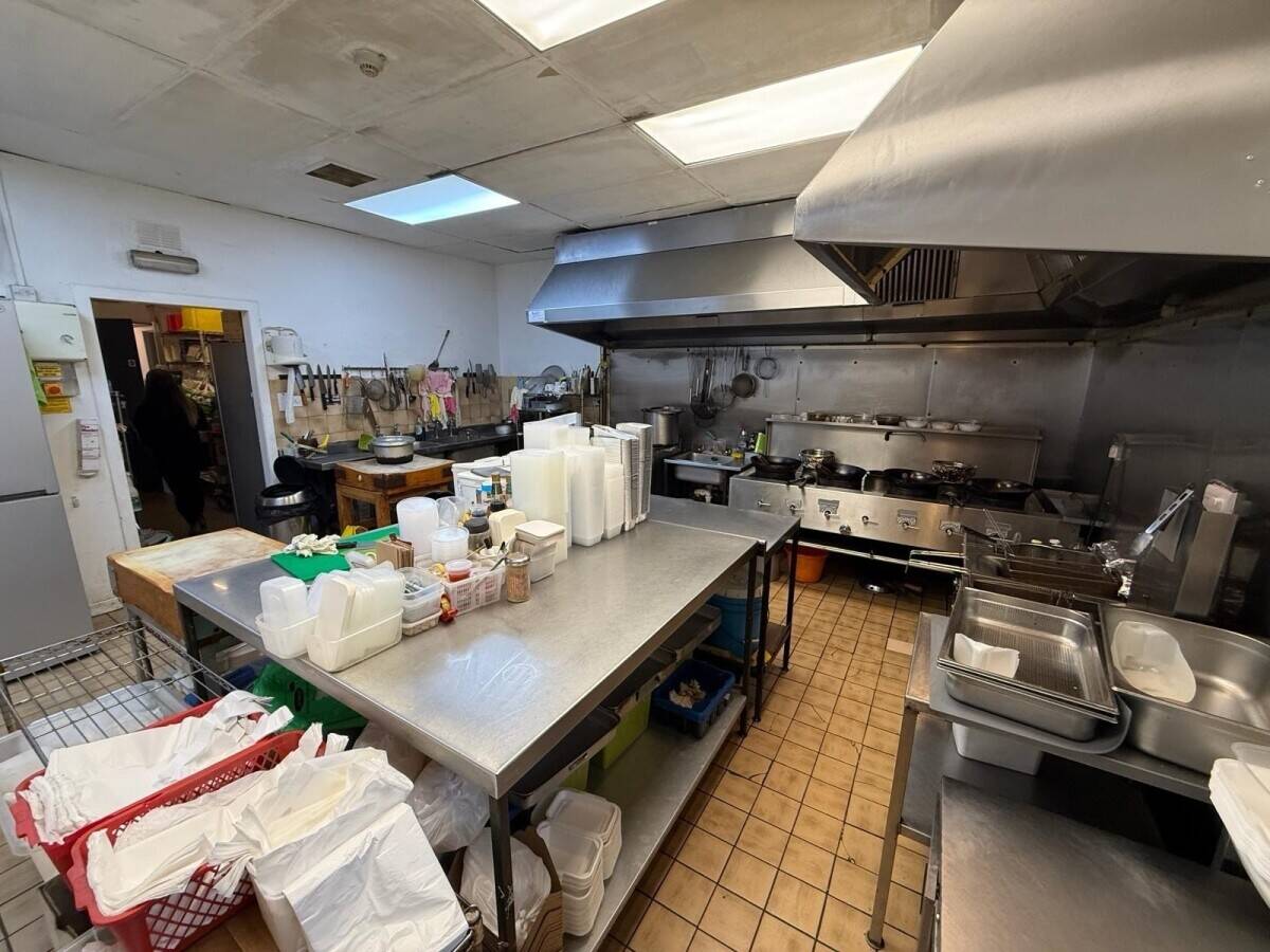 Neatly Presented Class 3 Takeaway Unit in a Very Busy Shopping Centre (ref 1811) Photo 4