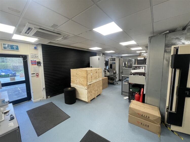 Modern Hybrid Office and storage Premises For Sale in Newton Abbot Photo 4