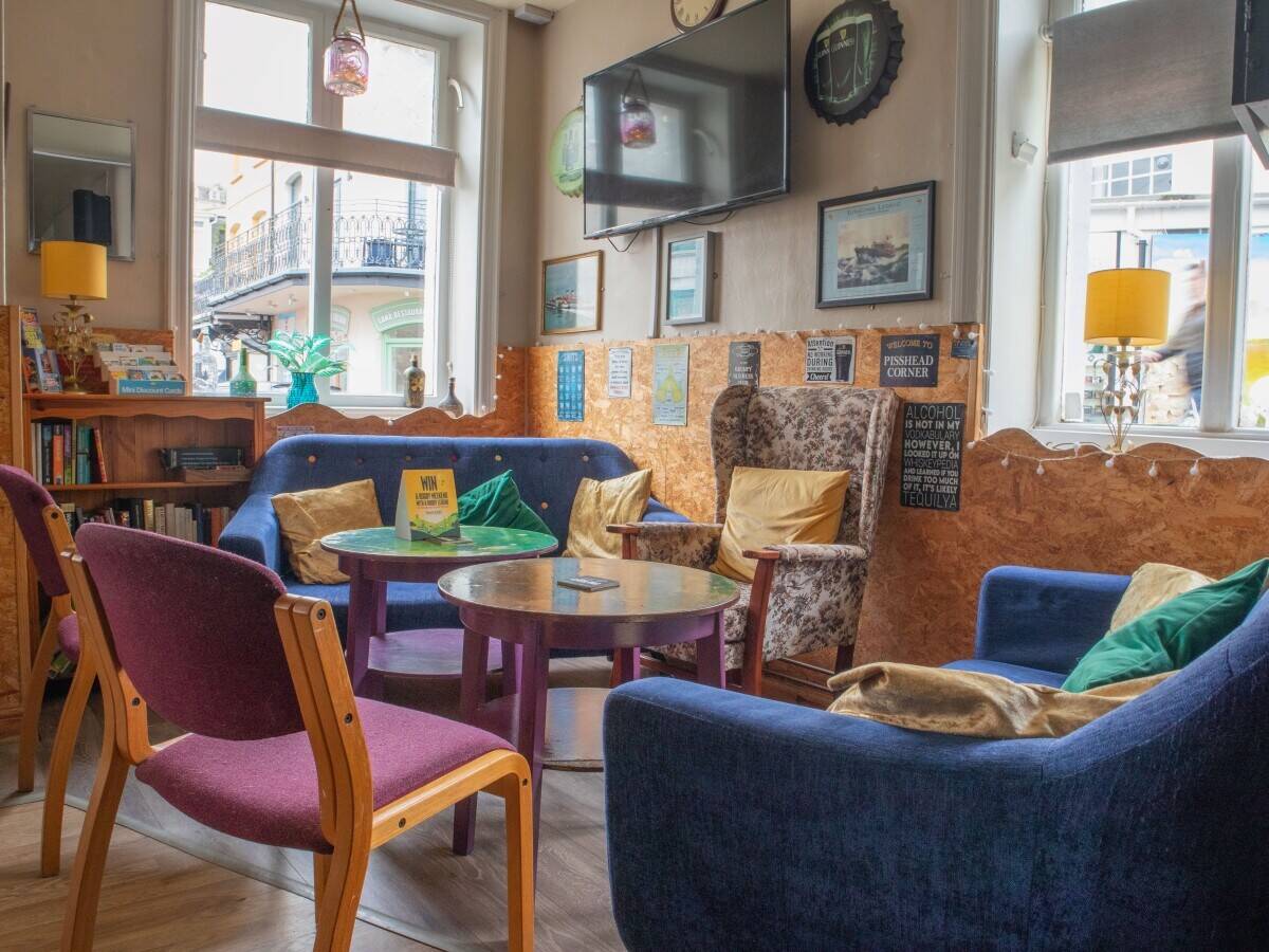 DEVON - PROMINENT WATERFRONT PUBLIC HOUSE WITH LETTING ROOMS IN SEASIDE TOWN Photo 4