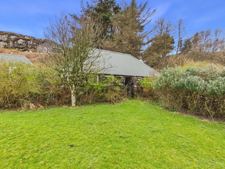 Island retreat with superb harbour views and potential Photo 4