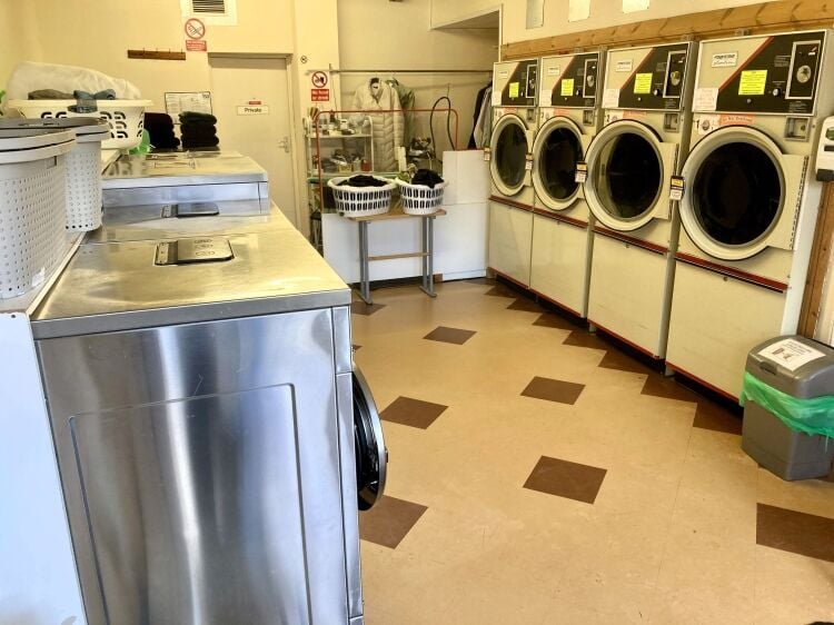 LAUNDERETTE Photo 4