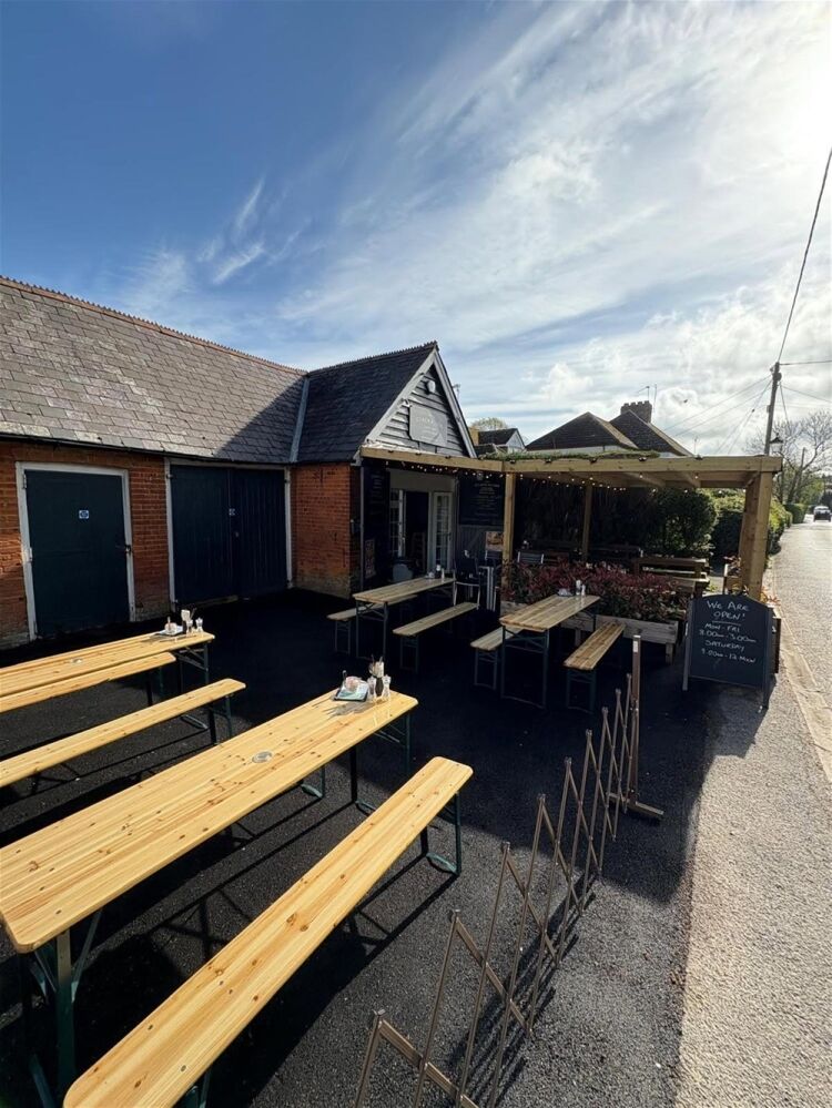 GASTROPUB AND CAFÉ