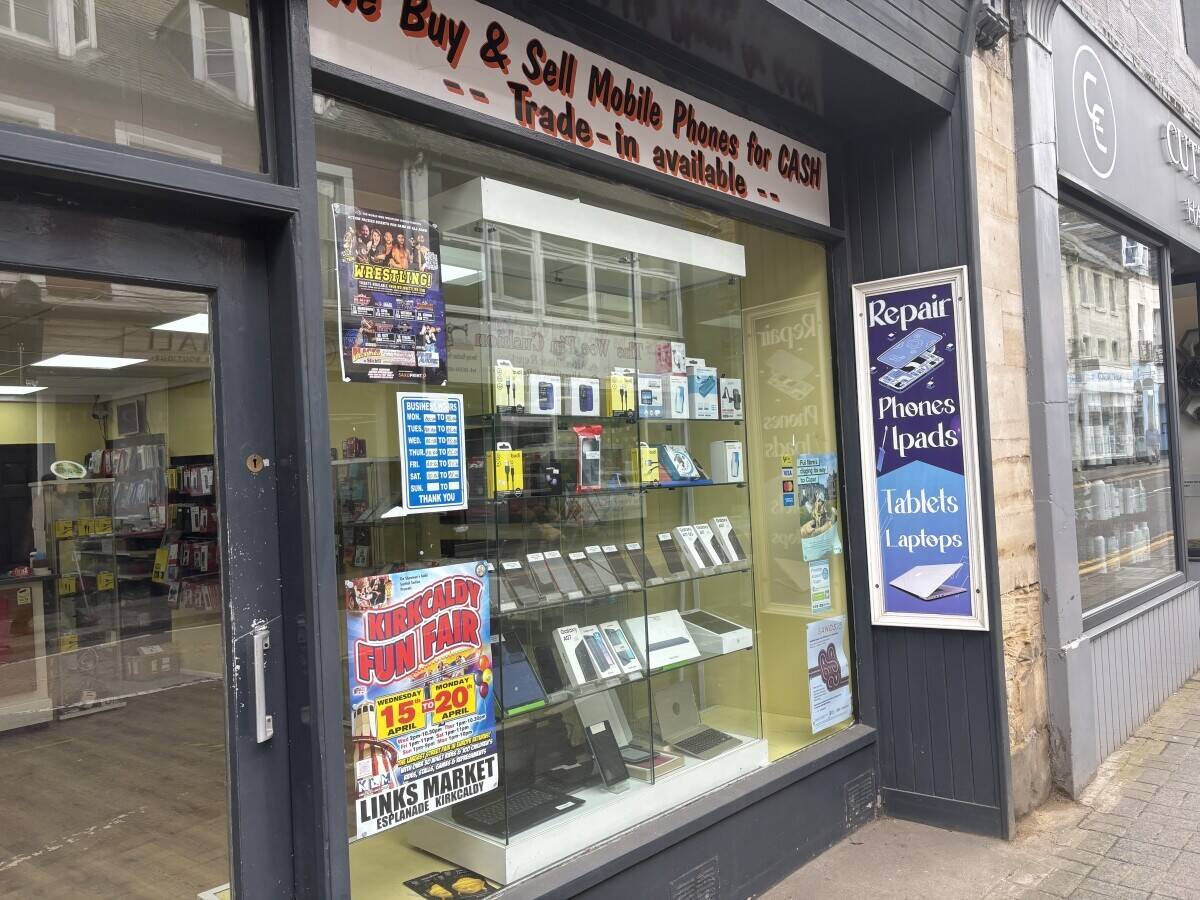 Mobile phone repair shop Photo 4