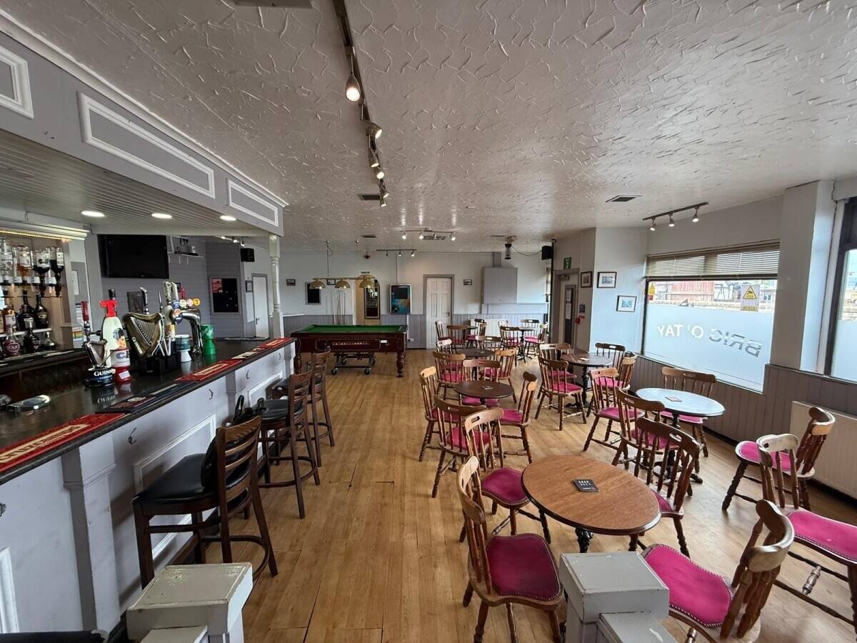 A Superbly Located Bar and Restaurant Overlooking The River Tay (ref 1812)
