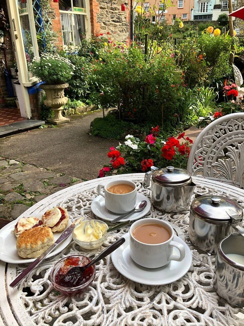 11 BED-GUEST HOUSE, TEA ROOM & SEPARATE 3 BED OWNERS’ COTTAGE