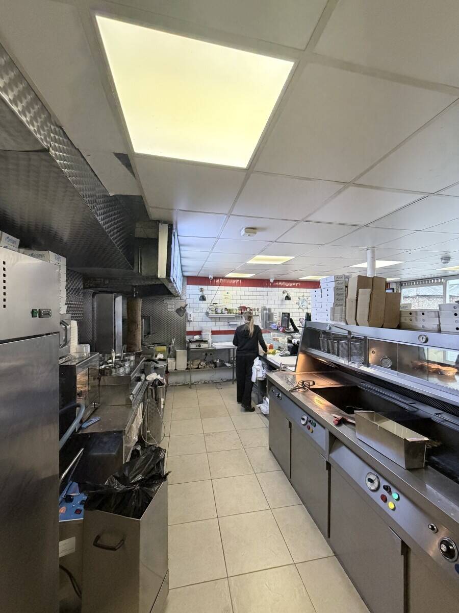 Fish and chips/kebab for sale in hemel hempstead with flat above.
