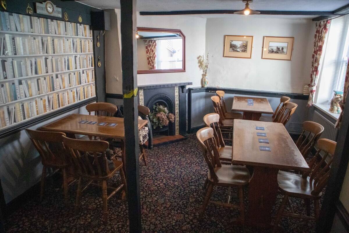 KENT - HIGH TURNOVER TOWN CENTRE PUB WITH STRONG FOOD SALES Photo 4
