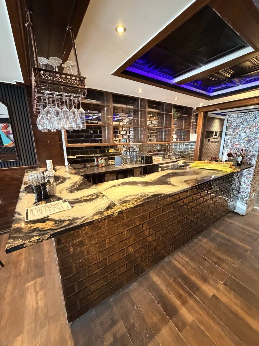 INCREDIBLE Restaurant space with huge 4 bedroom flat ACCOMMODATION included in Isleworth London Photo 4