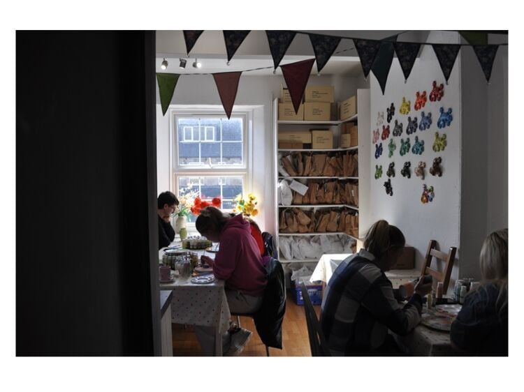 Unleash Your Creativity – Thriving Pottery Painting Studio