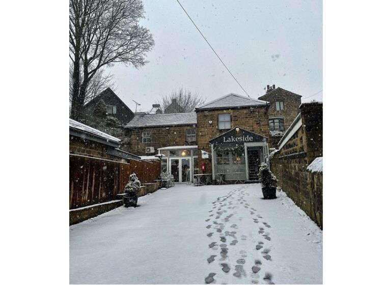 Lakeside Lifestyle – Vibrant Waterfront Bistro with Outdoor Dining Appeal