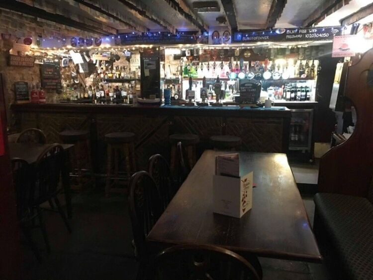 Historic Dover Gem – Restaurant, Bar & Boutique Rooms with Freehold! Photo 4