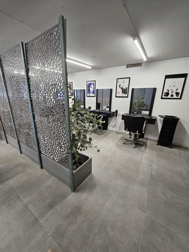 COMMERCIAL PROPERTY SUITABLE FOR A MULTITUDE OF USES