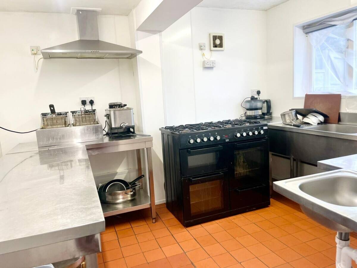 LINCOLNSHIRE - THREE BEDROOM PUB WITH LARGE CAR PARK