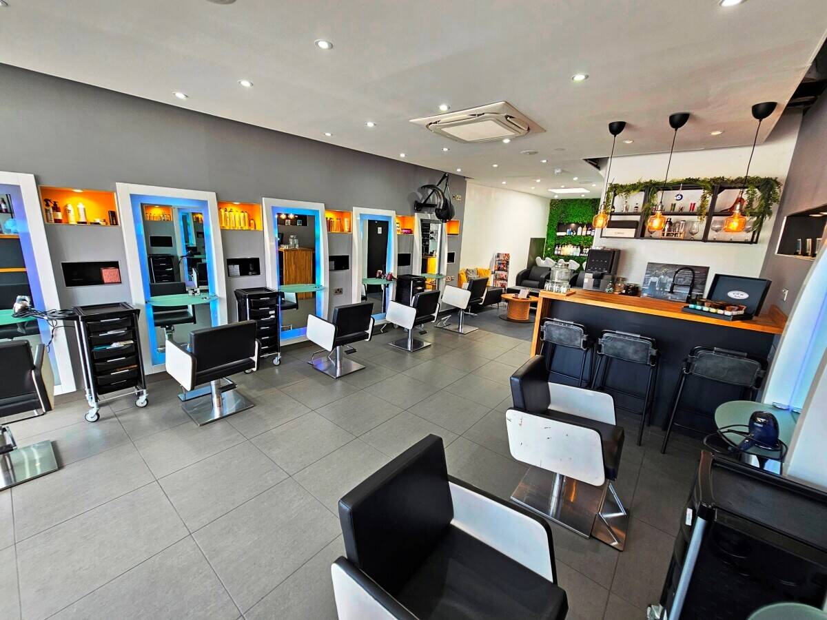 FREEHOLD HAIR & BEAUTY SALON + LARGE 3 BED FLAT – FOR SALE – SOUTH EAST LONDON