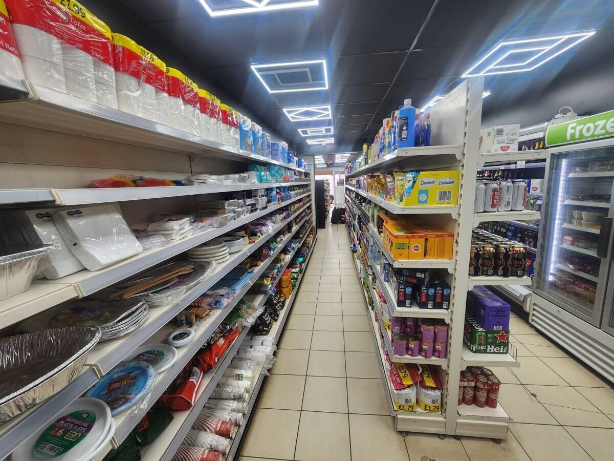 OFF LICENCE LEASE FOR SALE IN PRIME LOCATION IN DAGENHAM WITH HIGH POTENTIAL TO INCREASE SALE.