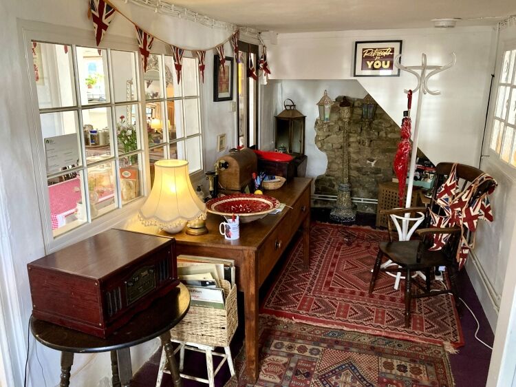 VERSATILE GUEST HOUSE offering WRITING RETREATS Photo 4