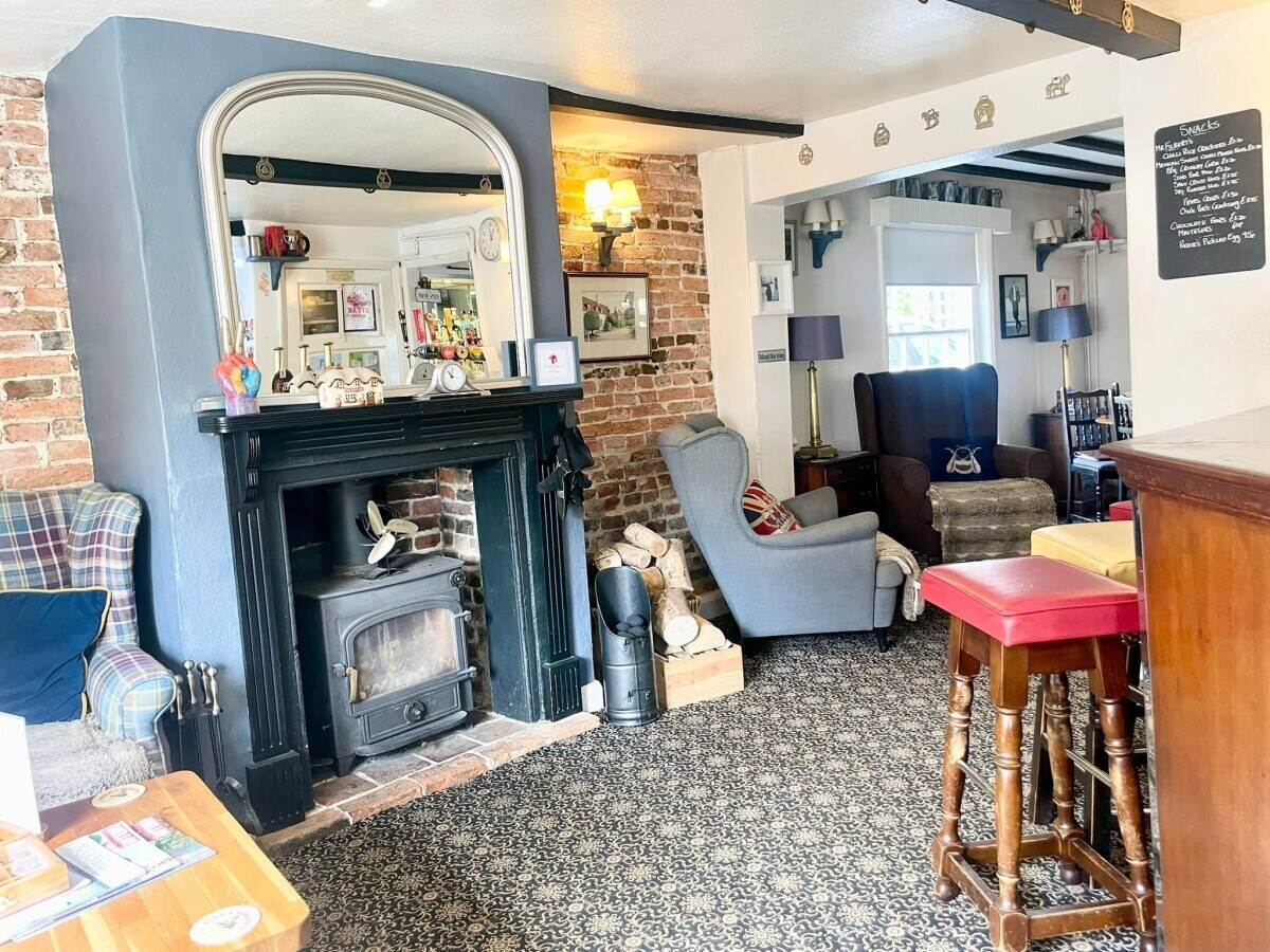 LINCOLNSHIRE - 5 BEDROOM PUB WITH DETACHED BREWERY