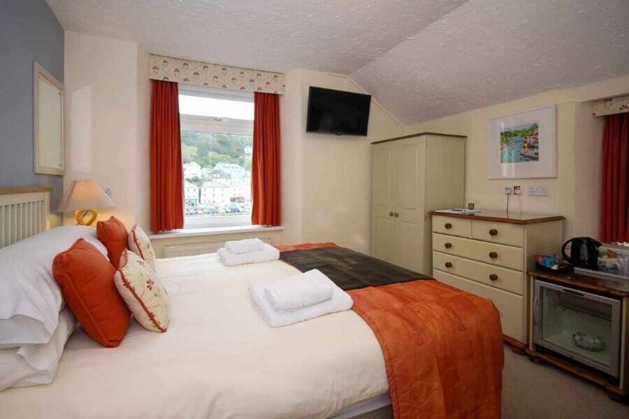 An Impressive 9-bedroom Hotel, Located by the Water’s Edge For Sale Photo 4
