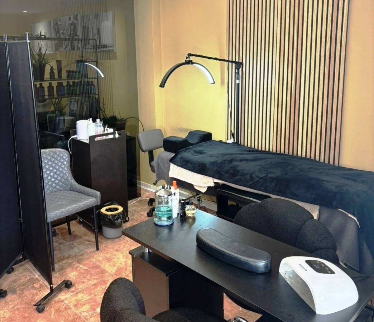 FULLY STAFF MANAGED HAIR & BEAUTY SALON - FOR SALE - ESSEX Photo 4