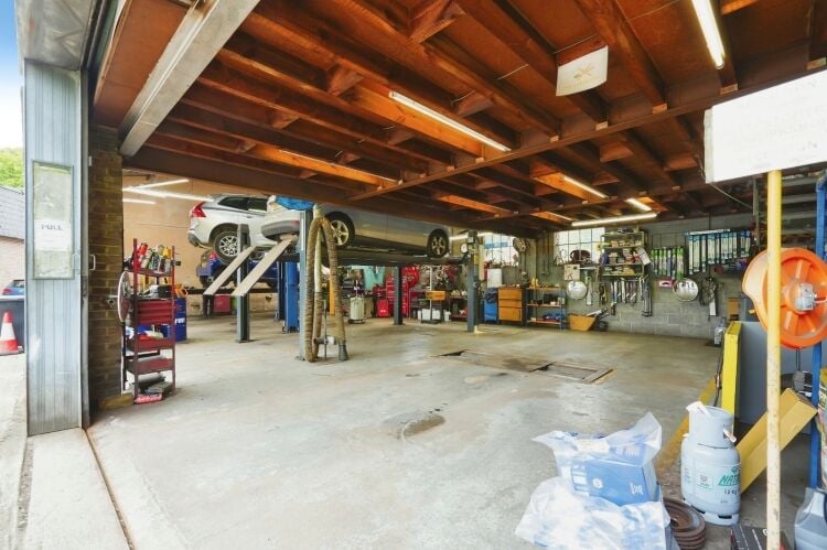 Well Established MOT Garage - Oxford Photo 4