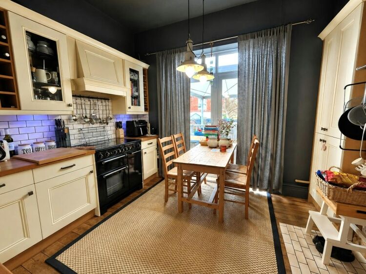 Long Established Outstanding Rated Day Nursery & 5 Bedroom Owners House Photo 4