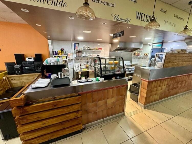 LEASEHOLD LIC. DAYTIME CAFE/RESTAURANT
WITH SELF CONTAINED 4 BED FLAT ABOVE