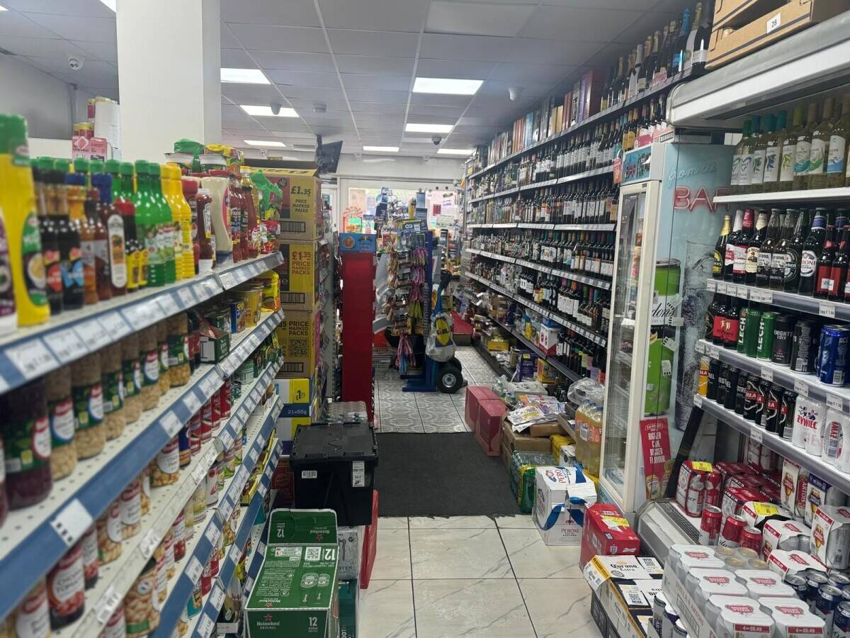 OFF LICENCE LEASE FOR SALE IN PRIME LOCATION IN HARROW WITH HIGH POTENTIAL TO INCREASE SALE. Photo 4