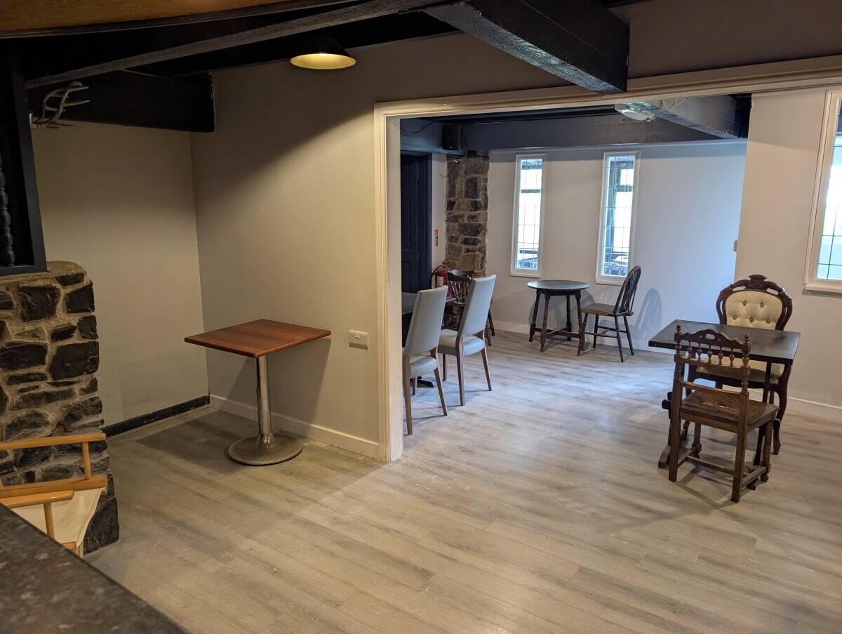 PEMBROKESHIRE - NEWLY RENOVATED 58 SEATER BAR & BISTRO FORMING PART OF HOTEL IN TOURIST DESTINATION